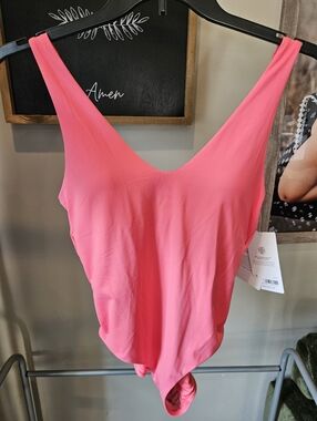 NWT Athleta Hampton One Piece Swimsuit Coral Petal Medium liner intact